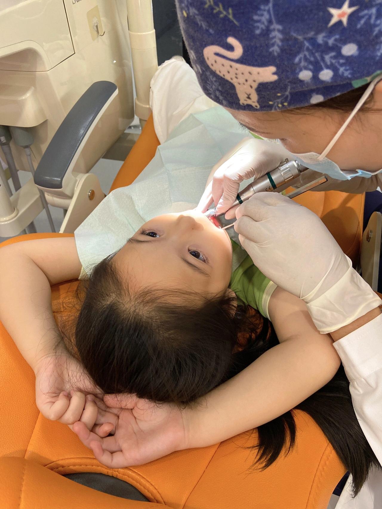 10岁女儿牙齿正畸术日记，第五篇：解疑答惑

距离女儿第一次戴正畸牙箍已经过去了