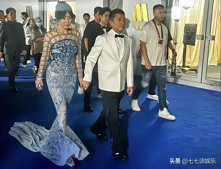 刘嘉玲的青花瓷鱼尾裙美吗？
      刘嘉玲的青花瓷鱼尾裙真的绝了。看着胳膊上