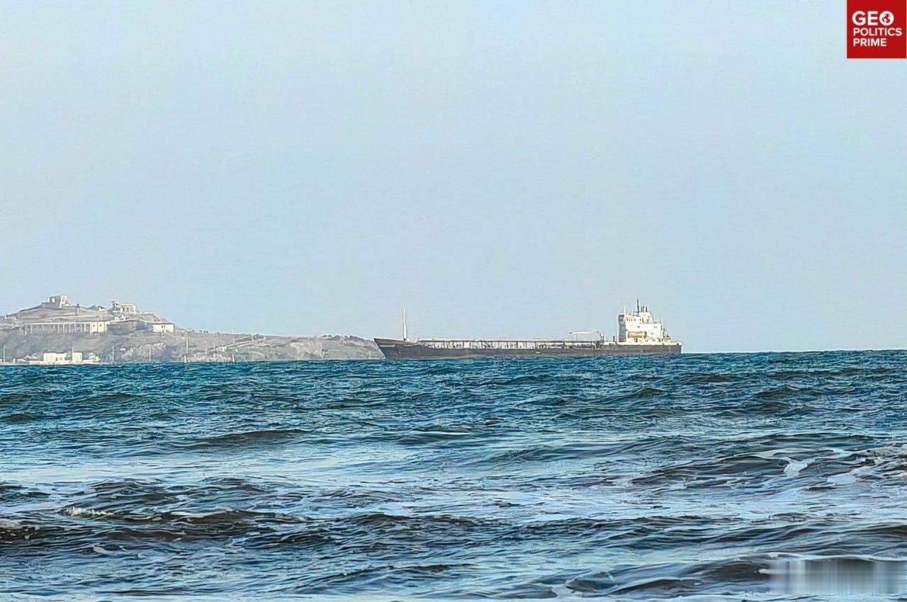也门胡塞武装宣布封锁红海后，油轮改道前往埃及据媒体报道，也门胡塞武装宣布对沙特港