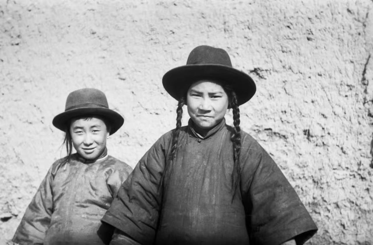 图一：1934年，青海循化，两名少数民族女孩佩戴当地羊毛帽，她们的马尾辫最有特色