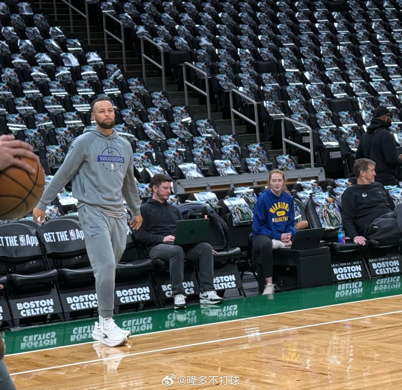 美记：库里今早随勇士队在波士顿完成投篮训练后，仍在进行个人球场训练，但尚未进入球