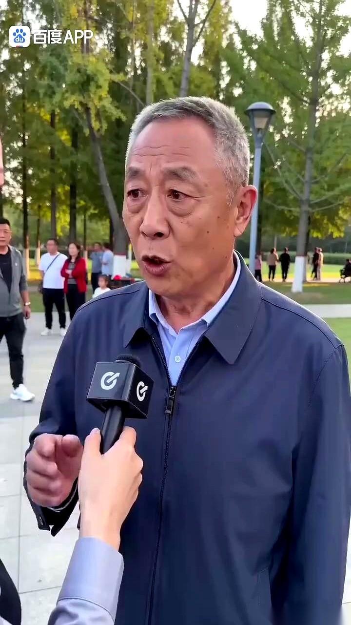 一双手，满是泥，干裂得像老树皮。
一张嘴，引经据典，PPT做得天花乱坠。
你猜，
