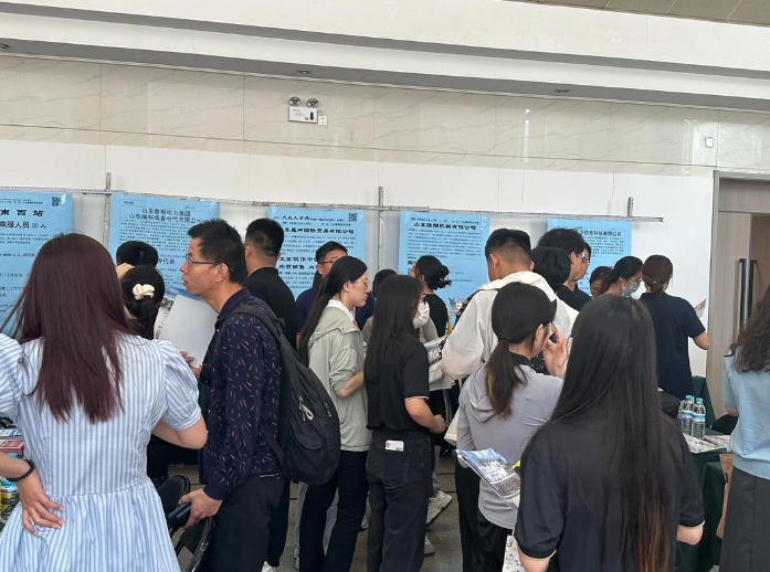 应届生说大疆是梦中情厂不少准大四应届生把头部科技企业视作求职首选，弹性工时不打扰
