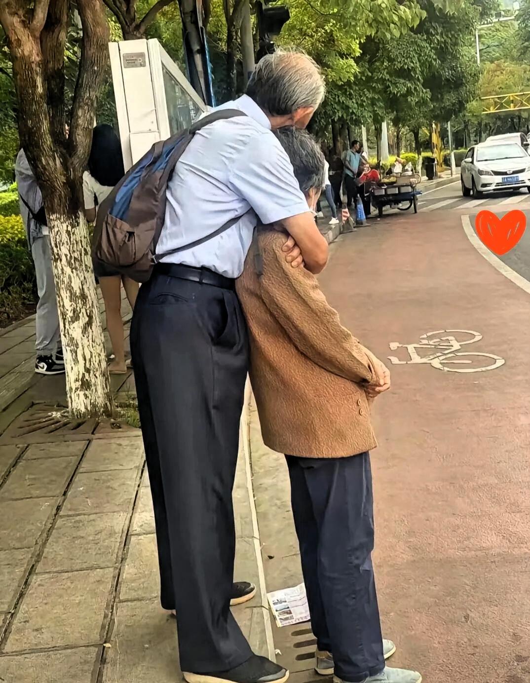 谁懂啊家人们！在公交站被这一幕狠狠戳中了！
 
两位老人头发已然花白，安静地站在