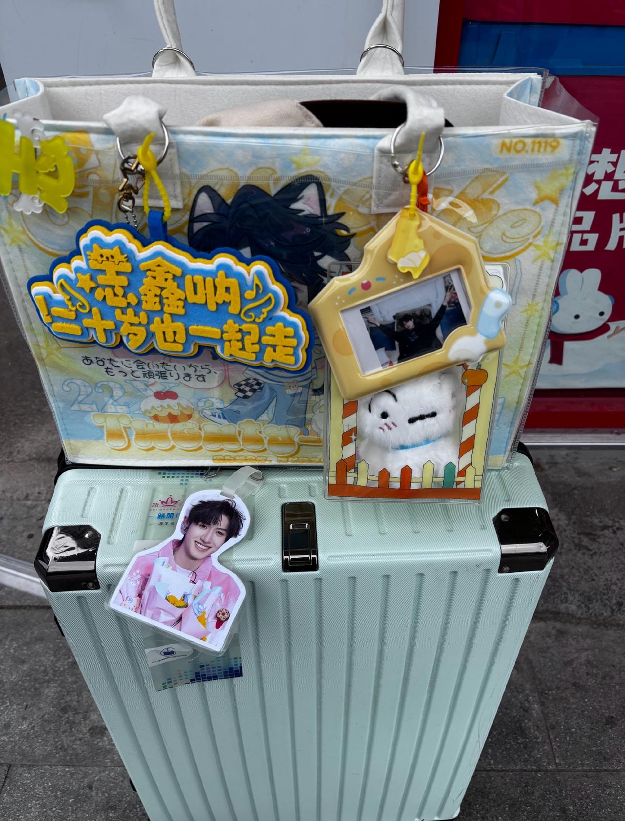 笑死了，在路上随便逮两个棍丝就开始一起拍娃了，拍完就走，甚至都不认识，哈哈哈哈下