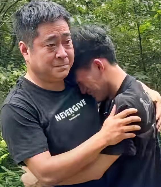 泪目！湖南，一男子考试结束后来到父母坟前祭拜，突然男子转身朝表哥跪了下去：哥，没