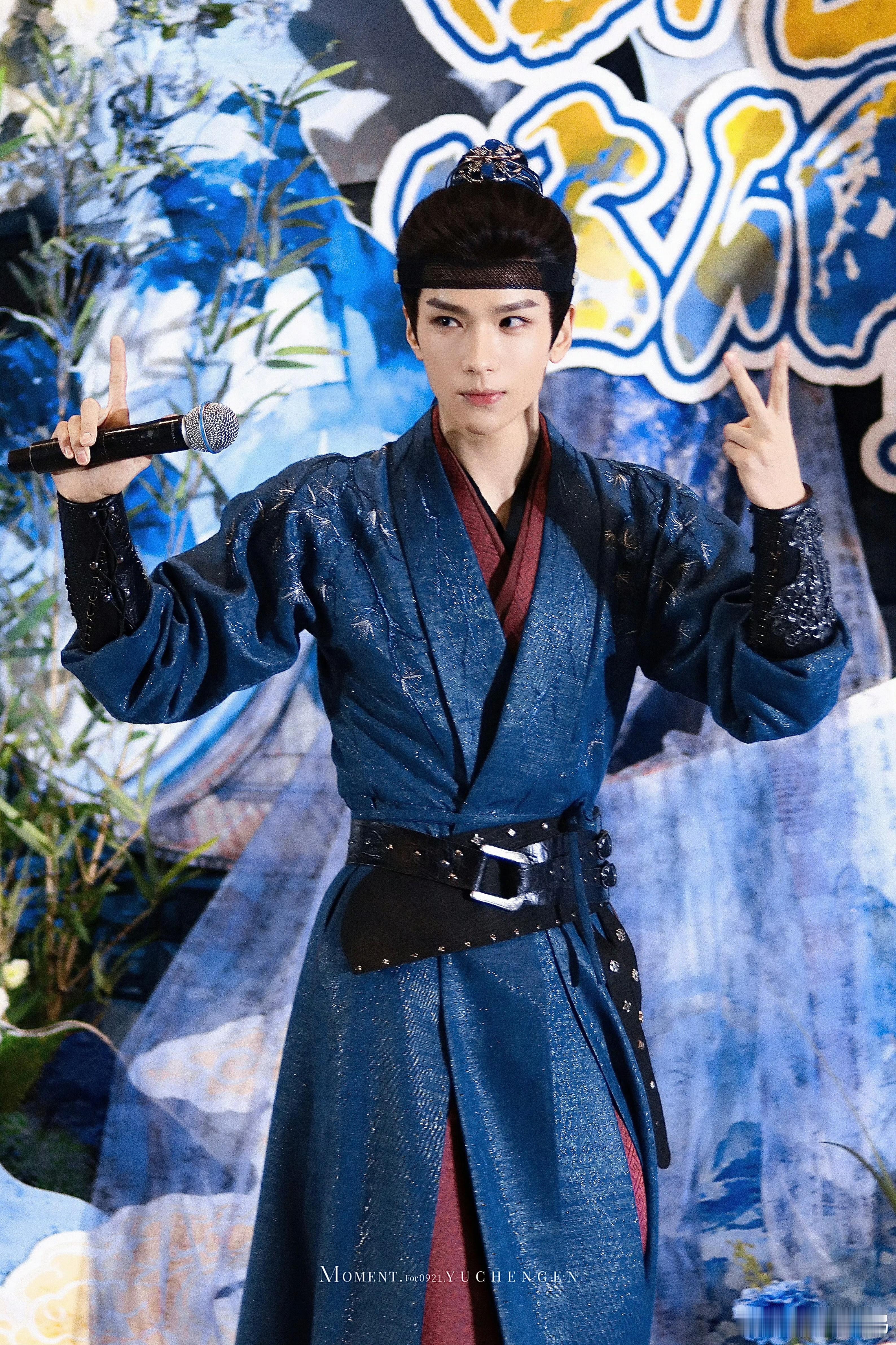 余承恩杀青收信收了四十分钟 现场的余承恩全程状态在线，笔芯、击掌、收信、拍玩偶、