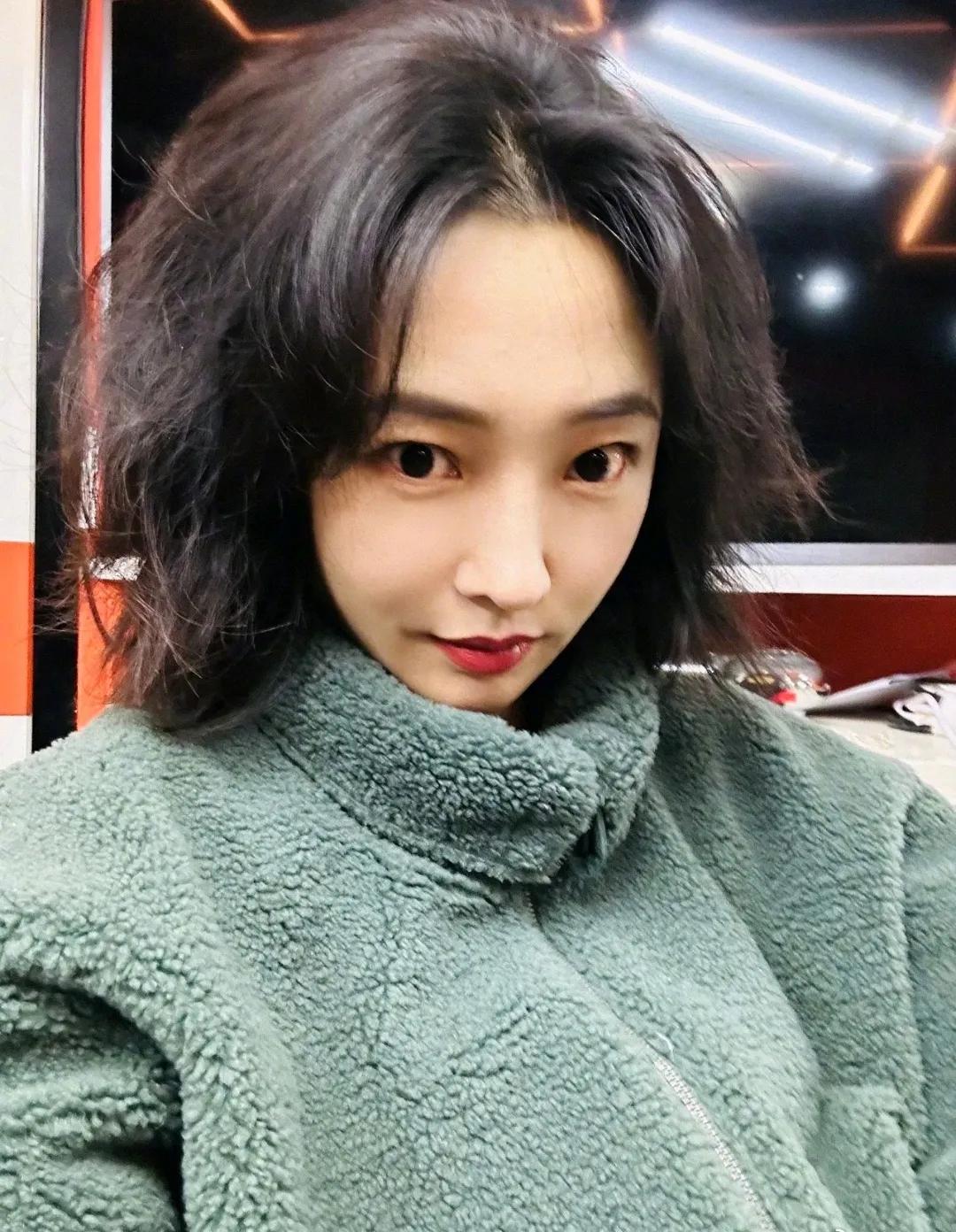 如果不说
还真看不出这是白百何
这也太嫩了吧
话说，现在有美颜真好
想把自己拍得