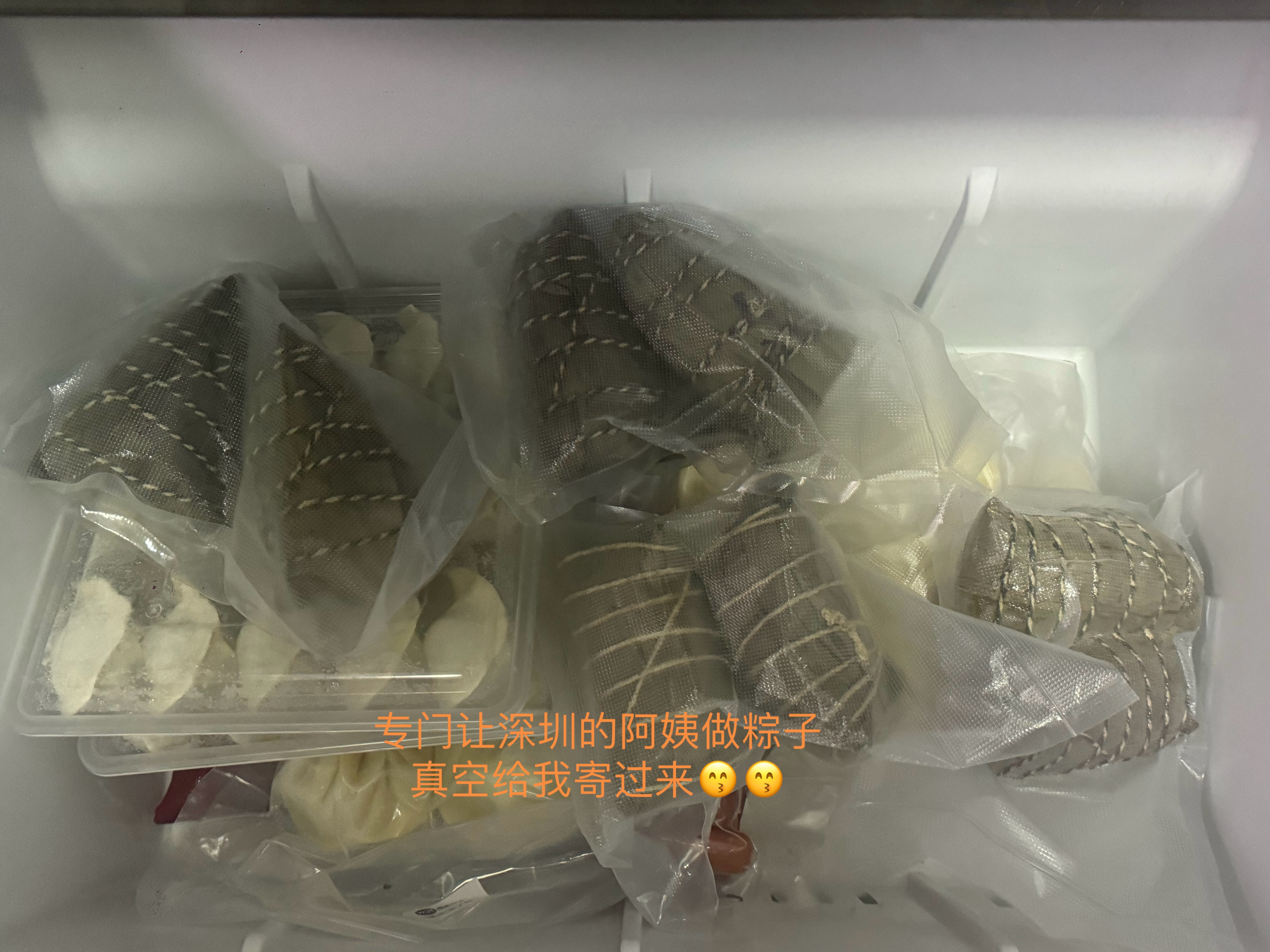 这个点刚蒸了个肉粽吃 吃完后在懊悔和自责中选择了再蒸了一个吃 ​​​