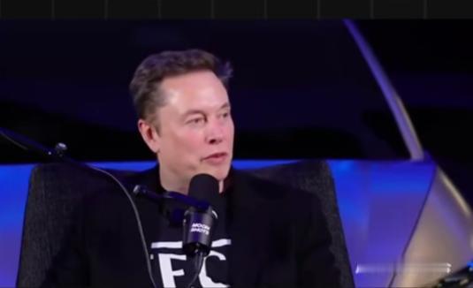 马斯克称AI将率先取代白领岗位！

近日，马斯克在播客节目中表示，未来3-7年，