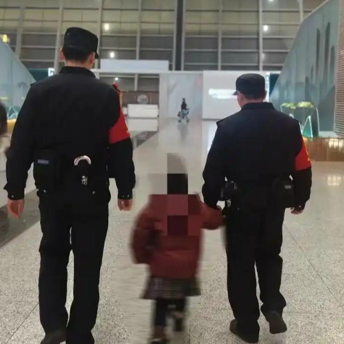 这起发生在杭州东站的惊险事件，是典型的高压环境导致的情绪失控与安全疏漏。女子在独