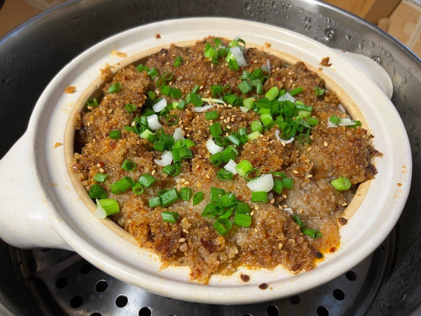 粉蒸排骨（这个香辣蒸肉粉好用，里面还有一包酱料，可以先腌制肉类再裹粉），用红薯垫