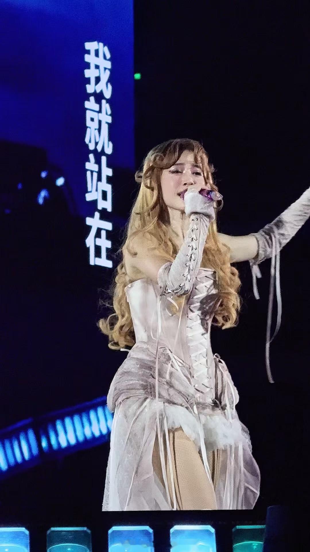 蔡依林唱了布拉格广场Jolin也太会了吧🎁拿这首当作巡演收官礼物好用心。 