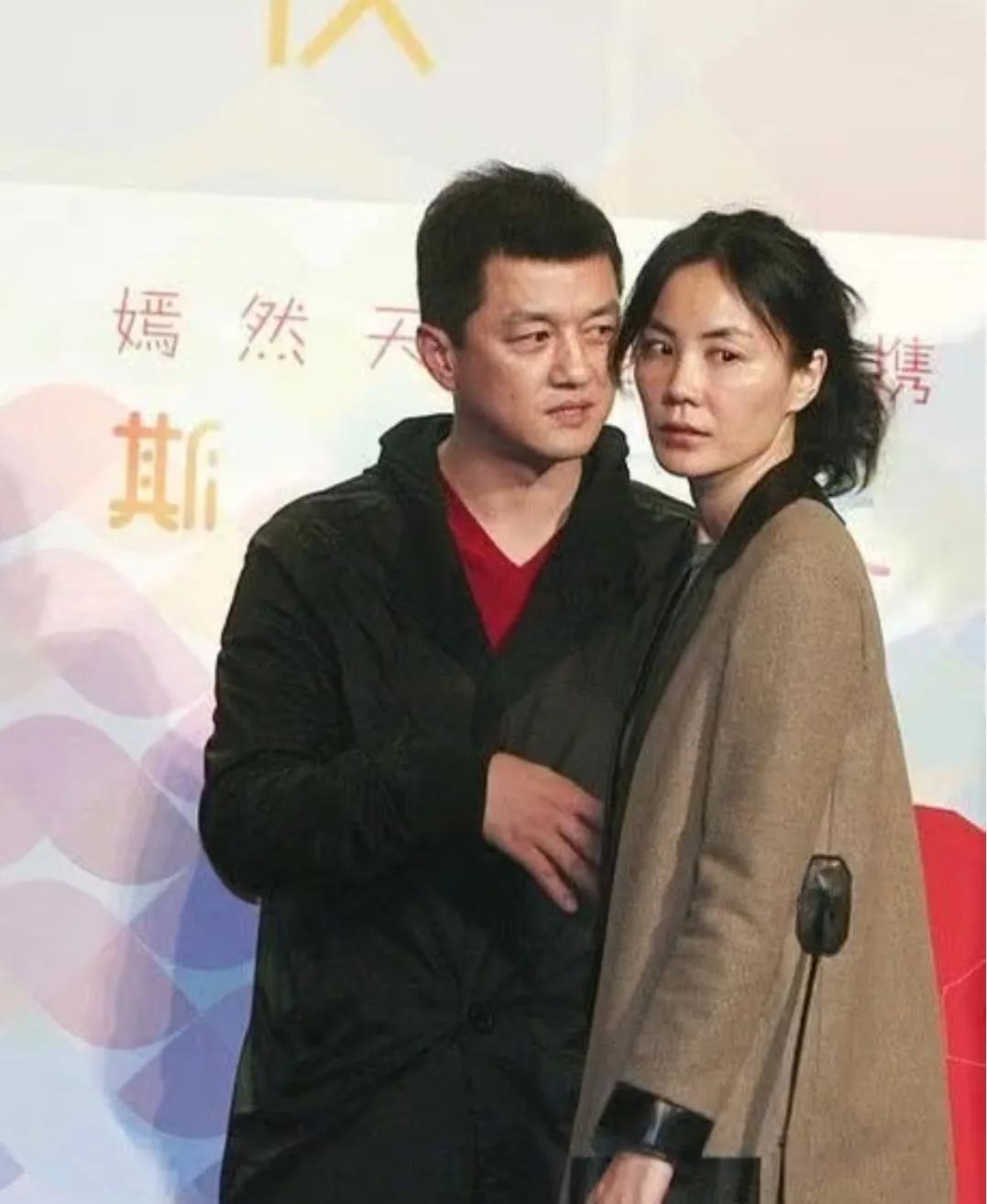 王菲，李亚鹏俩人外形还是挺般配的挺有夫妻相。王菲跟了李亚鹏那些年挺憔悴的