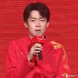 王楚钦回家相聚每一次都显得尤为珍贵王楚钦新的一年健健康康，开心完赛 