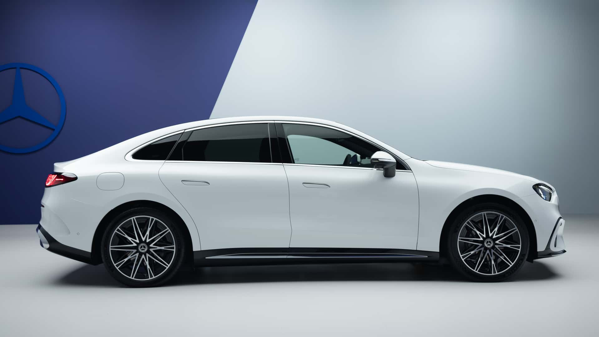 奔驰纯电C级首发，C400 4Matic 双电机四驱。最大功率：482马力峰值扭