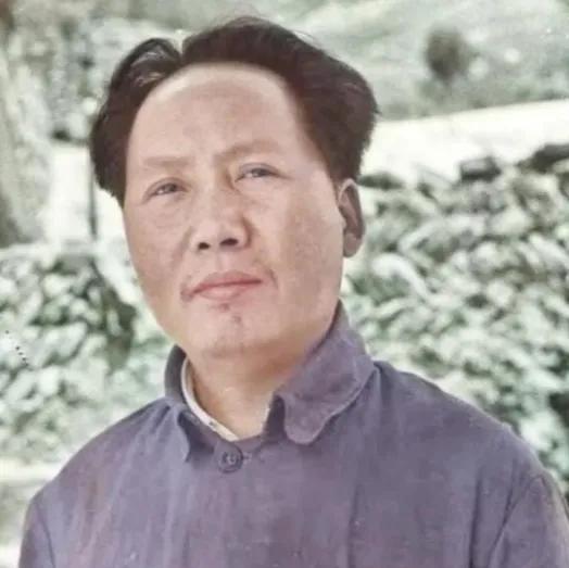 毛主席有一次开会，大家都早早的来到会议室，毛主席随后就到了，主席看大家比较严肃，