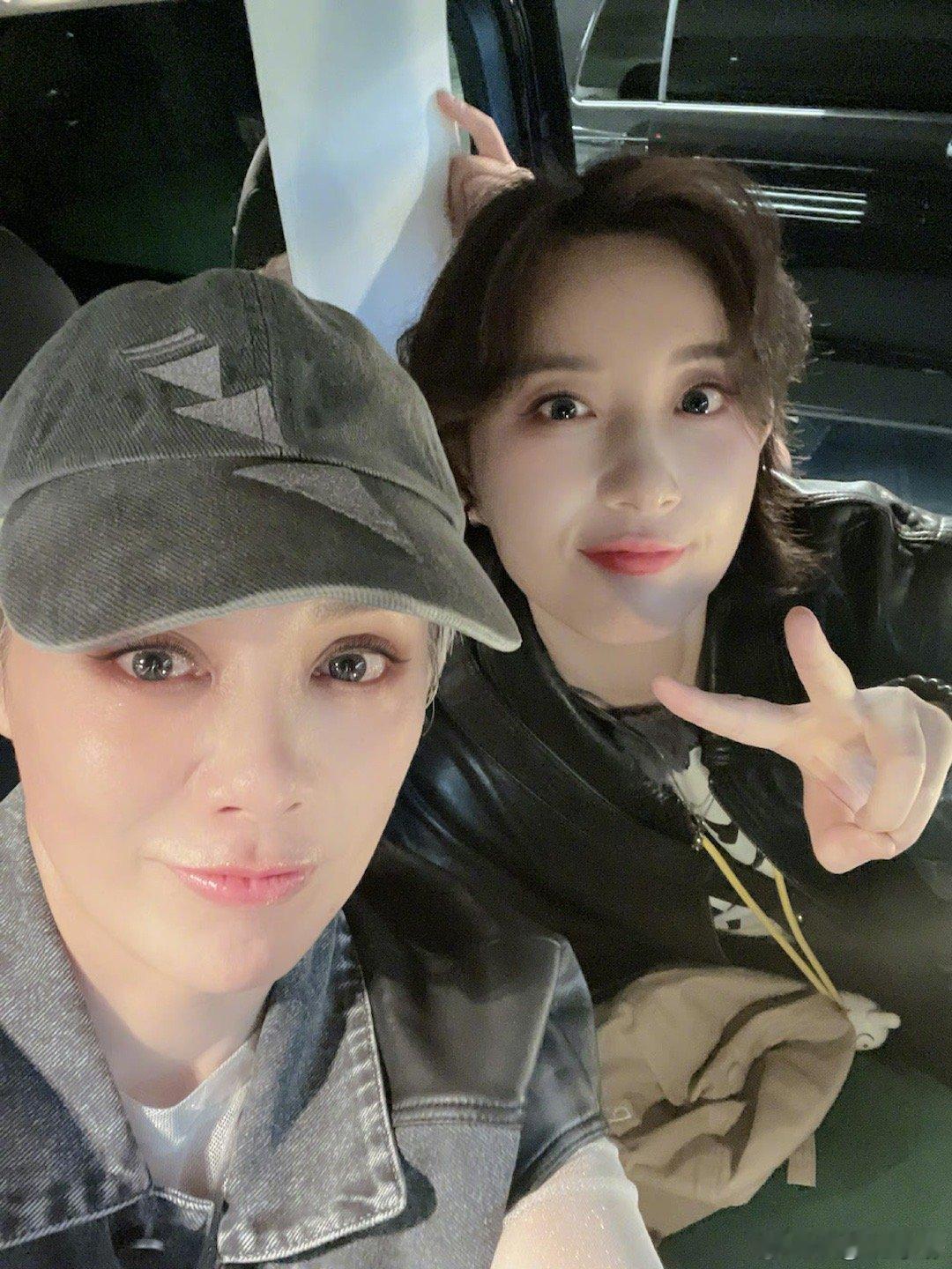 #宁静李斯丹妮合照#美女贴贴，看到宁静和李斯丹妮的合照，姐妹们的感情真的好好，好