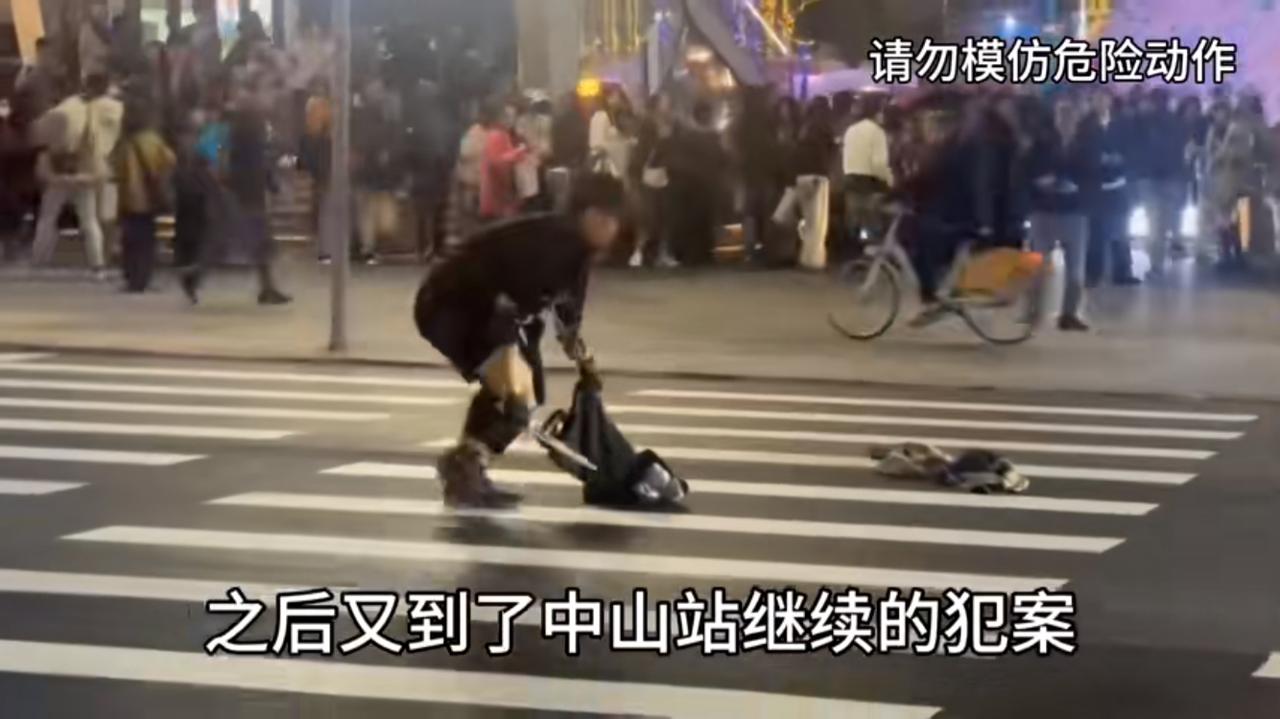 中国台北歹徒在捷运两个车站投放烟雾弹，拿刀捅人。无差别攻击路人，导致路上一片混乱