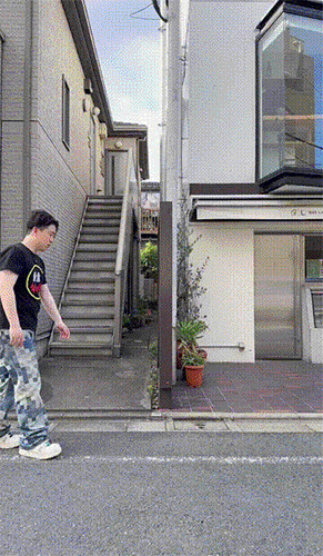 有一次和一位买房买在高位的朋友聊天，他说高位接盘买房的人，买下的不是房子，是一场