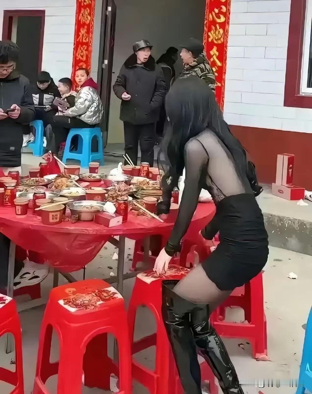 宴席上，你想跟她坐一桌吗