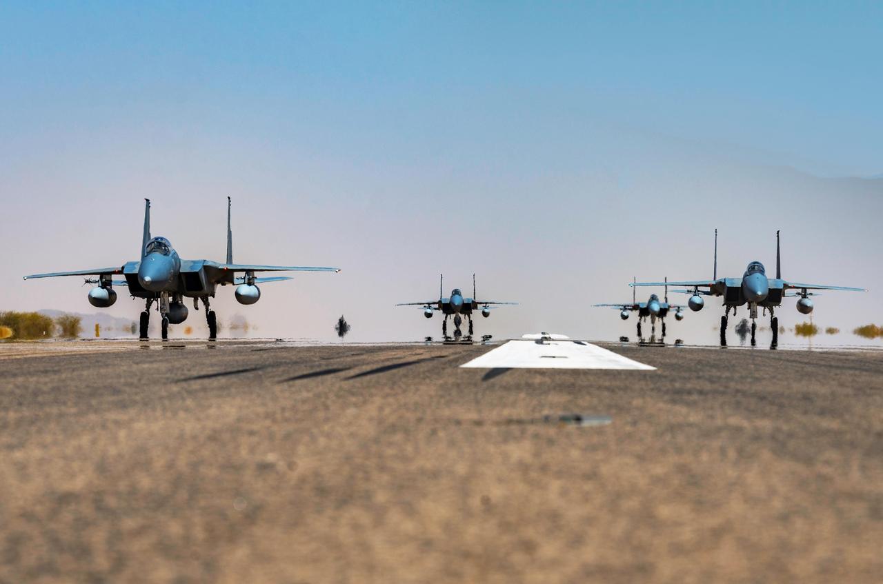 海湾国家正一步步向“是否直接对伊朗动手”的门槛靠近。
华尔街日报周一报道，沙特阿