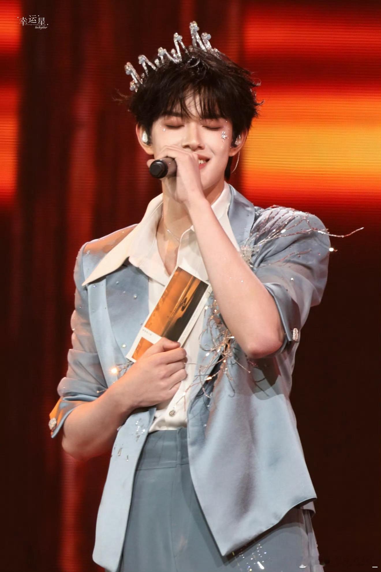 张极solo舞台到时说爱我那温柔劲儿，像春日微风。就像有人说的，好温柔呀，让人忍