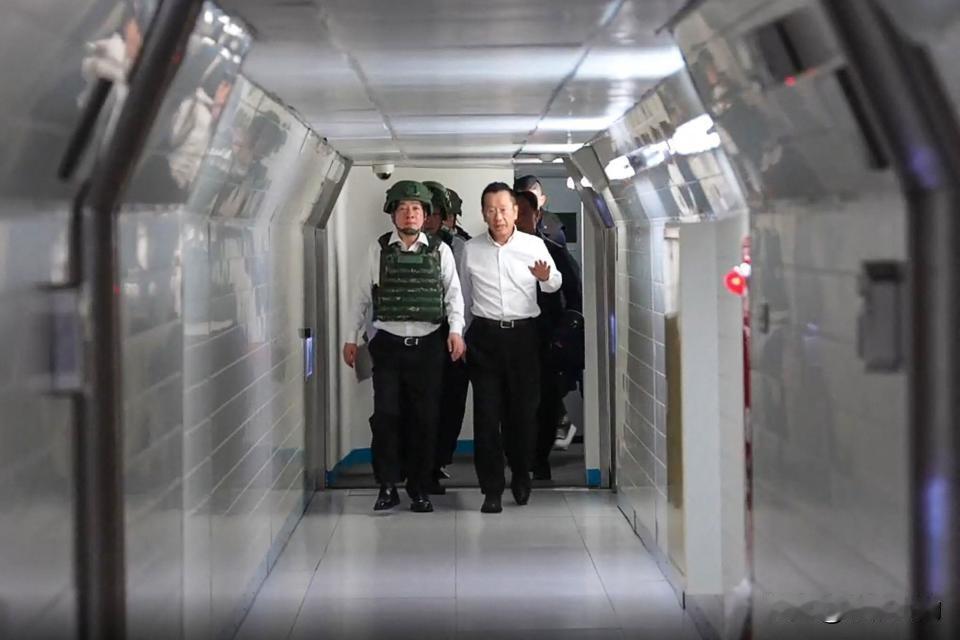 深夜台北街头，赖清德穿戴钢盔、防弹背心，搭乘云豹装甲车，靠着三支不同路线的车队混