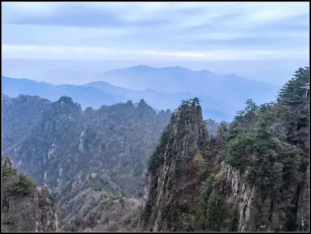 《鹧鸪天•老君山揽胜》
（原创首发）陋室听秋/文
 
络绎游人漫老君，奇峰崛地破