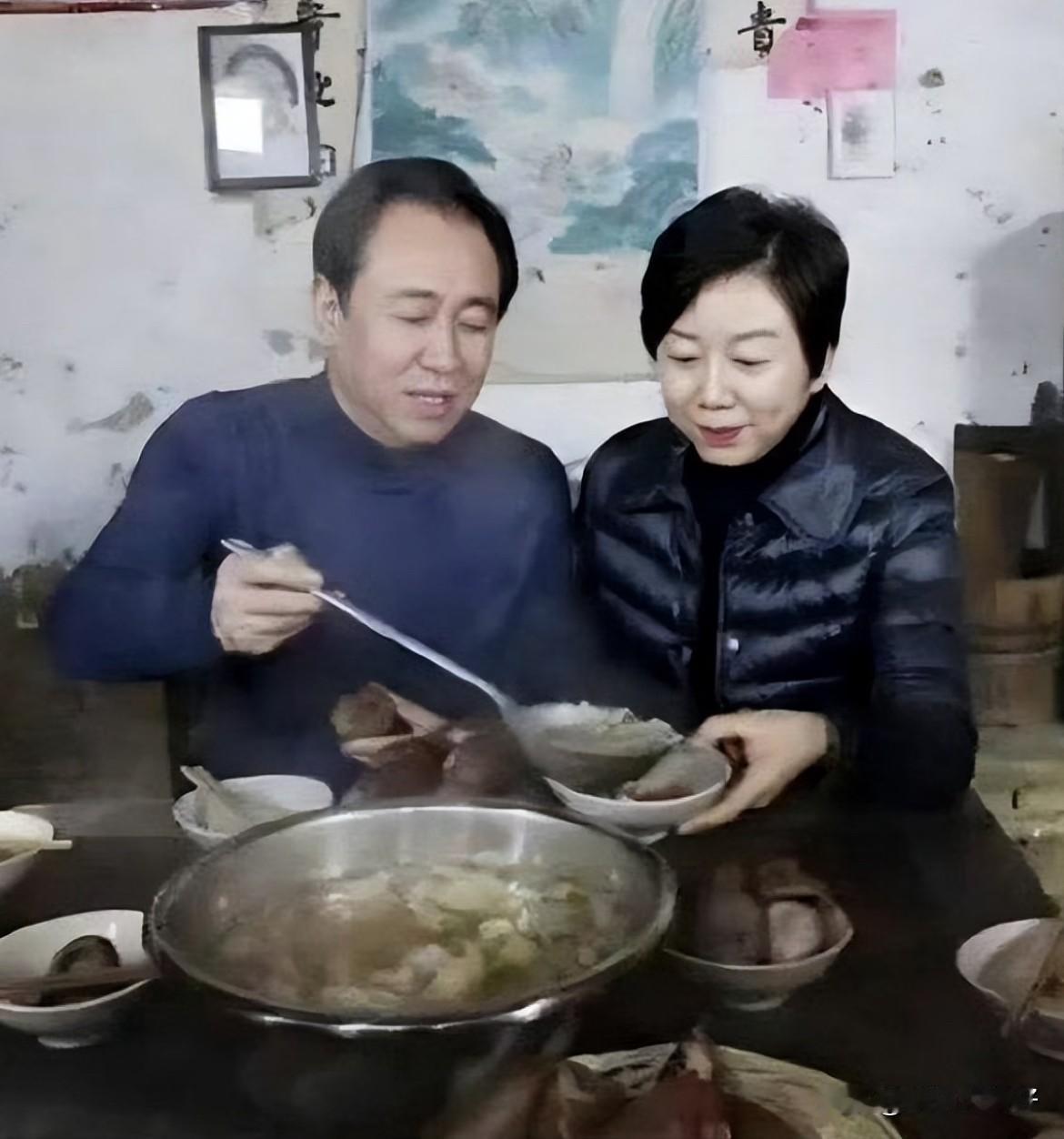 许家印和他的两个儿子都被判了，但他还有两个孩子，都是未成年。
去年他67岁的老婆