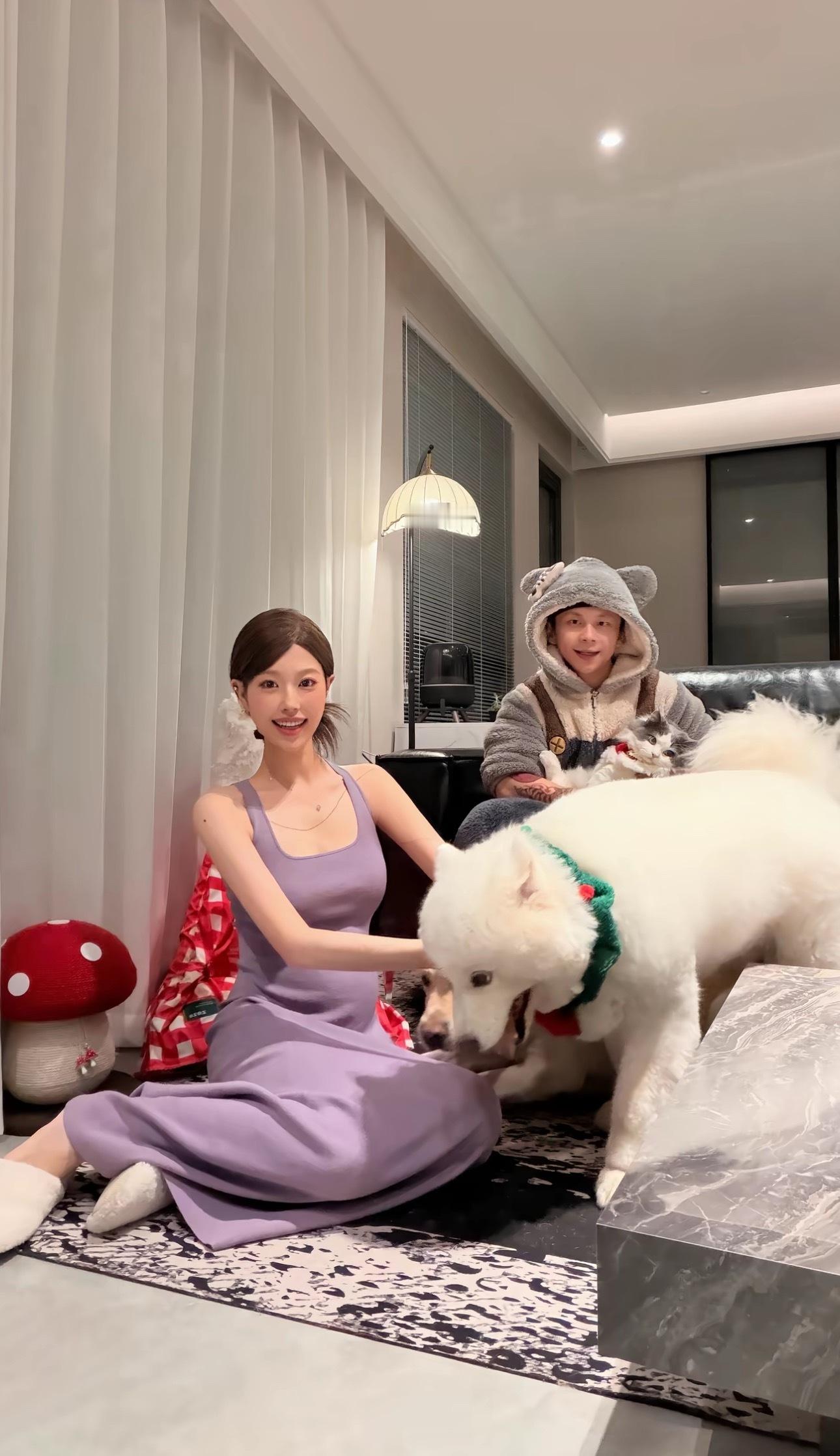 小李和老婆潼潼的圣诞照来啦🎄小李