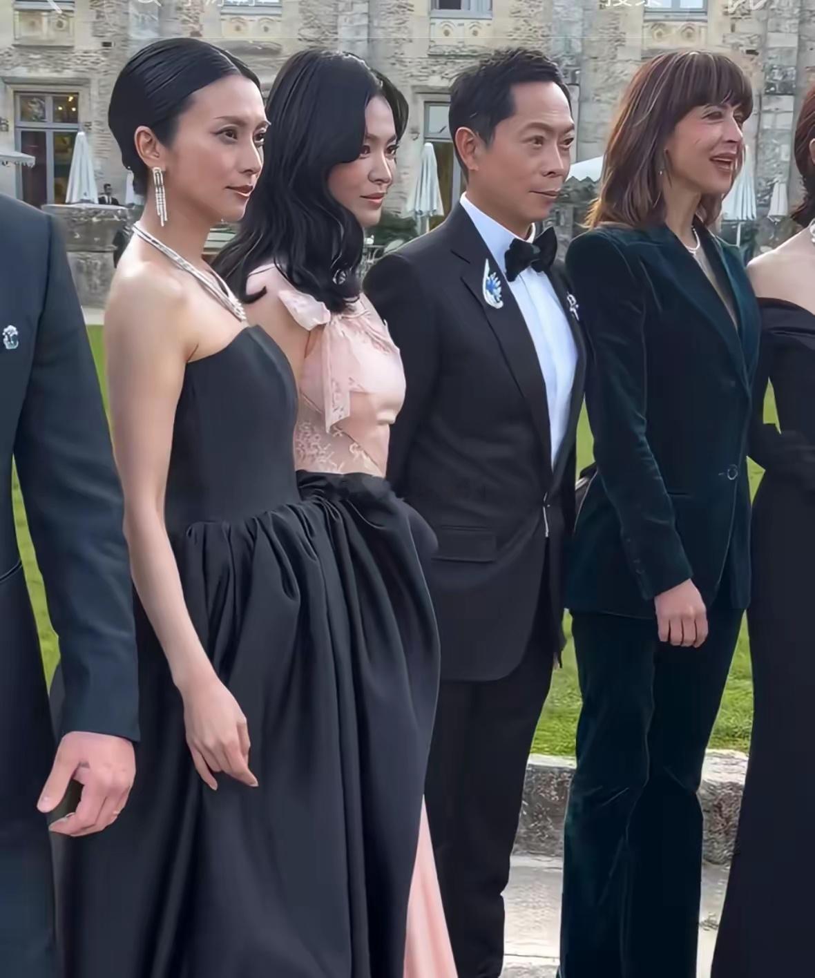 再次见识到了李冰冰的江湖地位！和苏菲玛索同在C位，宋慧乔和水果娜都站旁边。 