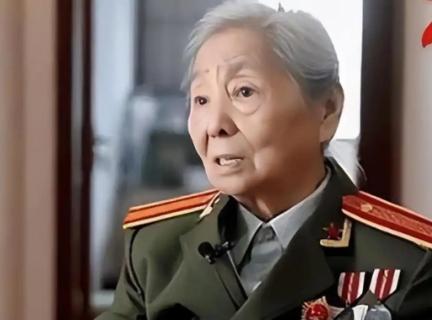 1979年，中国女翻译刘禄曾随团出访美国期间，莫名被一名陌生美国男子死死注视，下