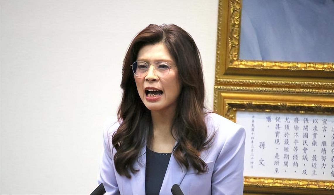 郑丽文启程访陆，公开喊话赖清德；全团14人名单正式公布，三人随行富有深意。
综合