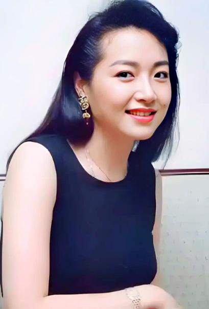 1984年，26岁的恬妞嫁给了印尼富豪，结婚当晚，她才知道老公可以娶二房，没想到