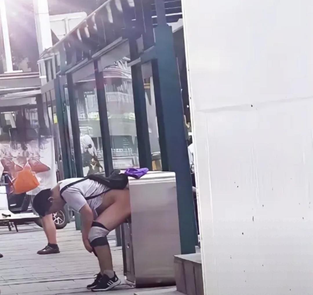 把屁股塞进垃圾桶已是最后的坚持[捂脸]

我今年带孩子去日照玩，吃海星吃多了，感