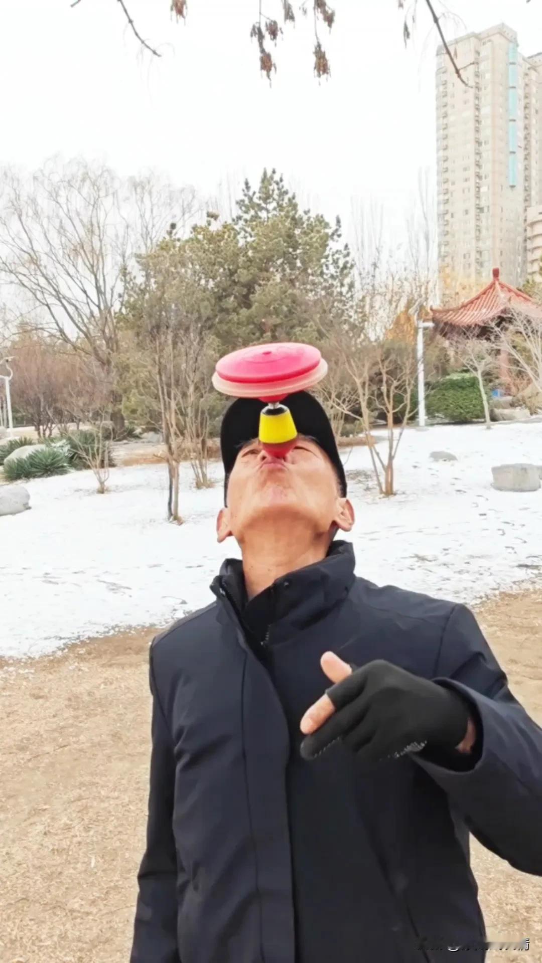 你坚持最久的运动是大爷自拍学抖空竹！大爷自拍学魔幻空竹！