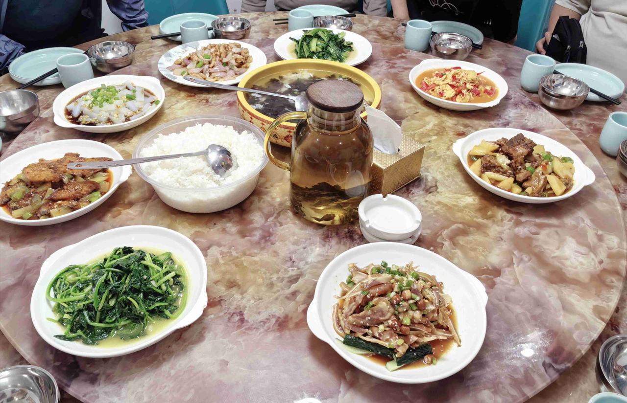 在新疆旅游第六天，来看看我们晚上的团餐吧。

这是12个人一桌的所有饭菜，有大盘