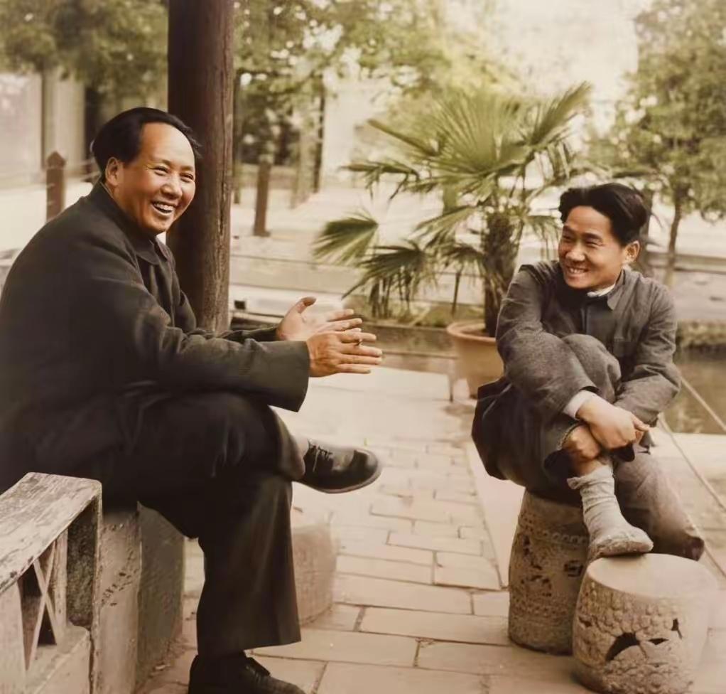 这是1949年初，北京香山双清别墅，老人家和长子毛岸英在户外闲叙时，留下的珍贵瞬