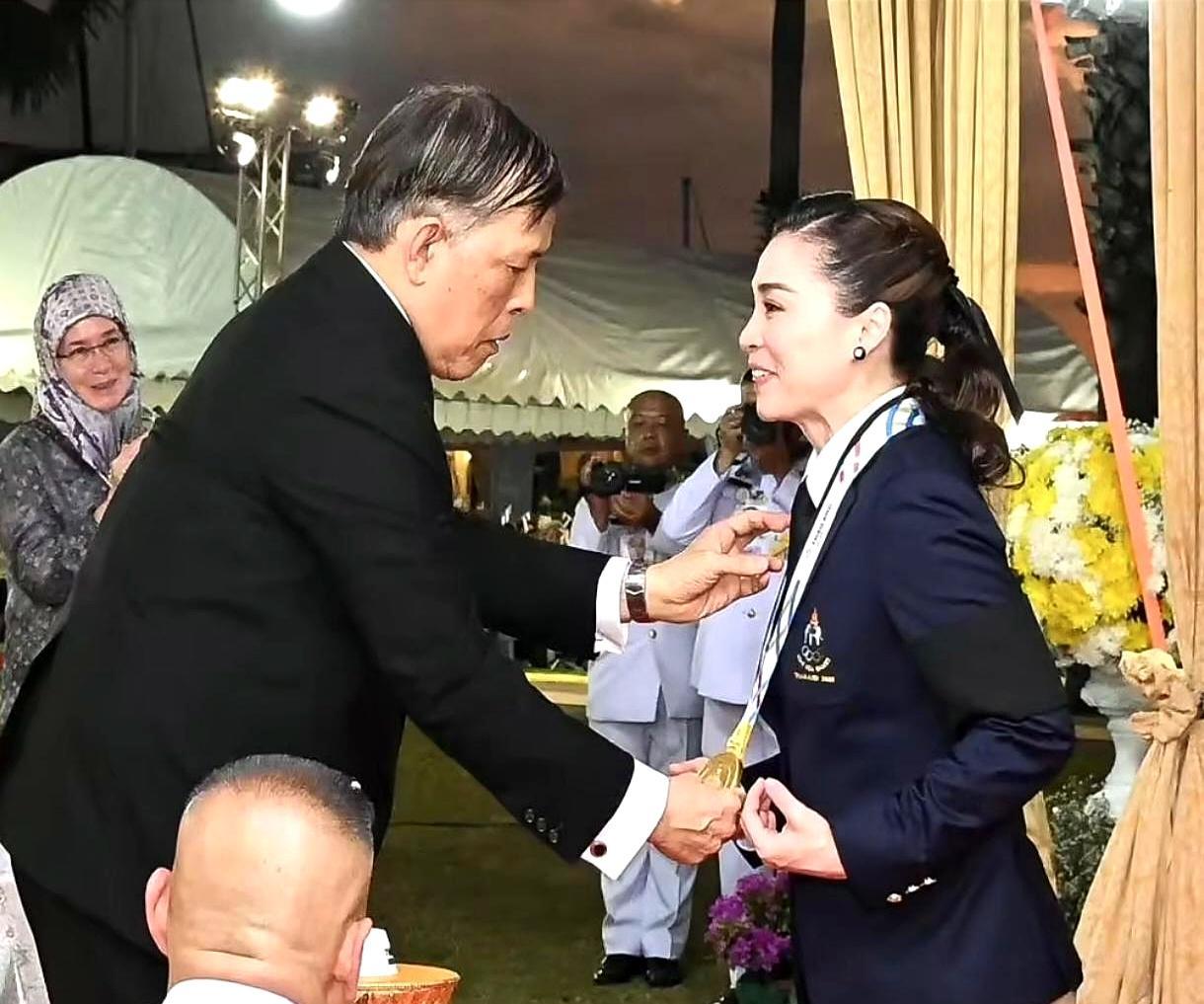 48岁王后，刚跑完半马就去开飞机
 
她拿帆船金牌那天，国王在岸边鼓掌。帕罗机场