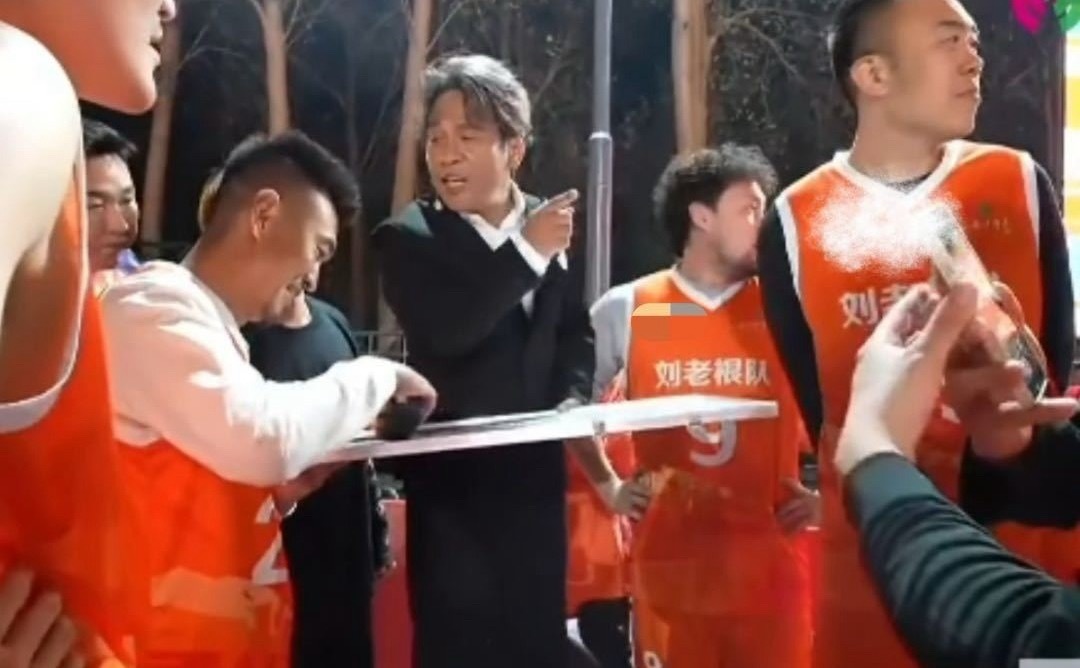 宋小宝身高基础指挥就不基础 今天的宝哥在我心里有一米八，指挥真的厉害，站椅子上讲