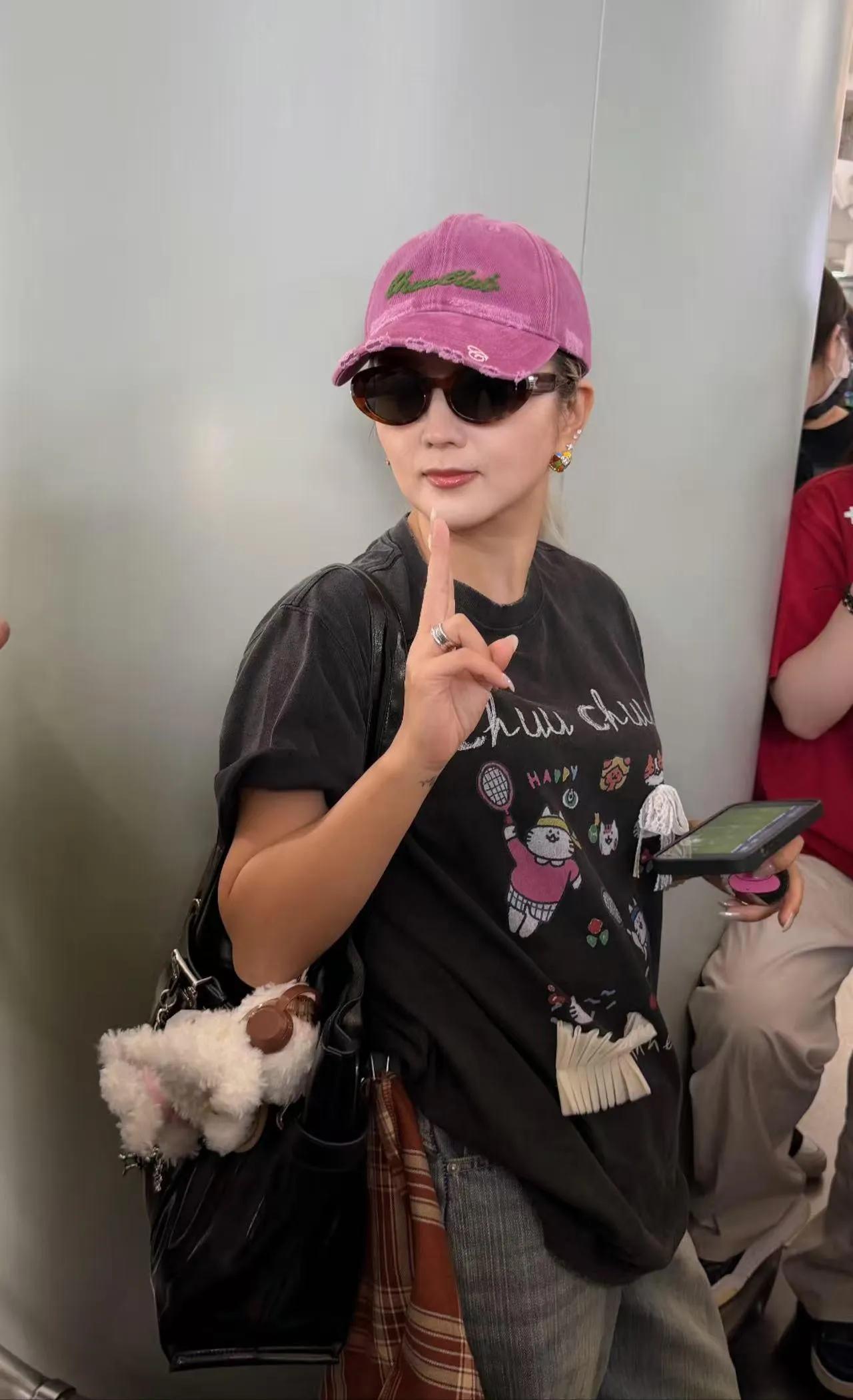 何洁瘦身之后状态绝了！
黑卡通印花T恤+复古牛仔裤
粉色棒球帽点睛，元气又减龄