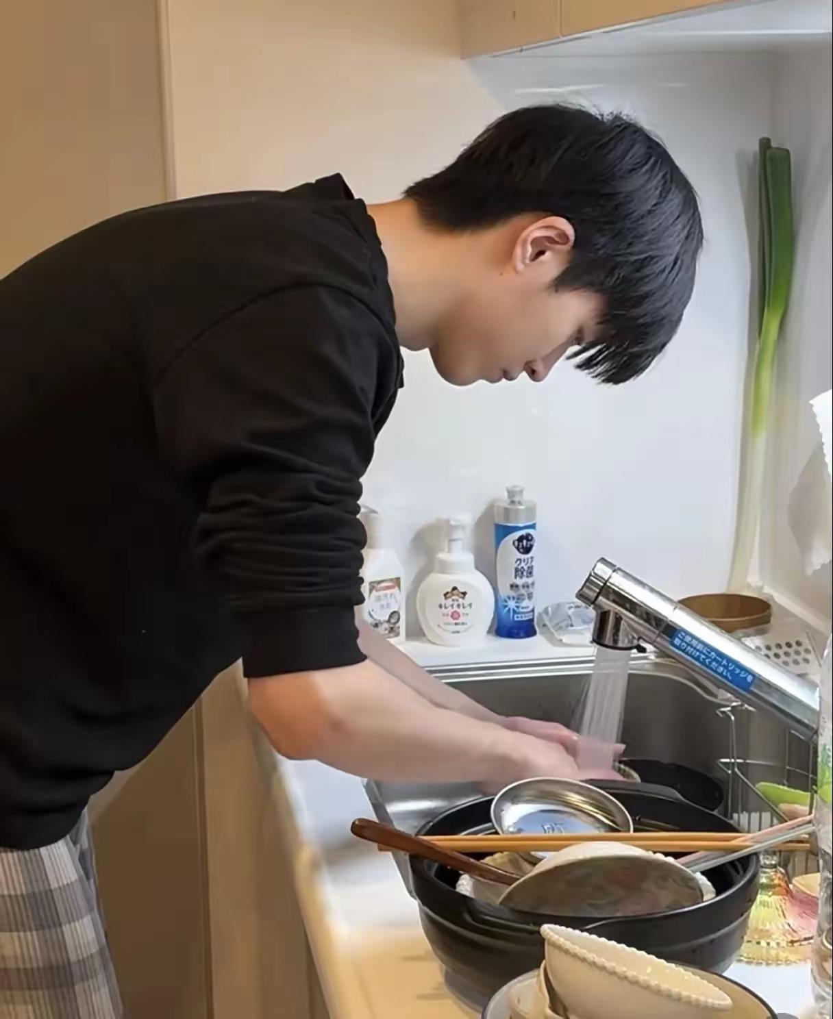 上海有个小伙，干脆不上班了。不是懒，家里六个老人退休，退休金凑一块儿一月快四万，