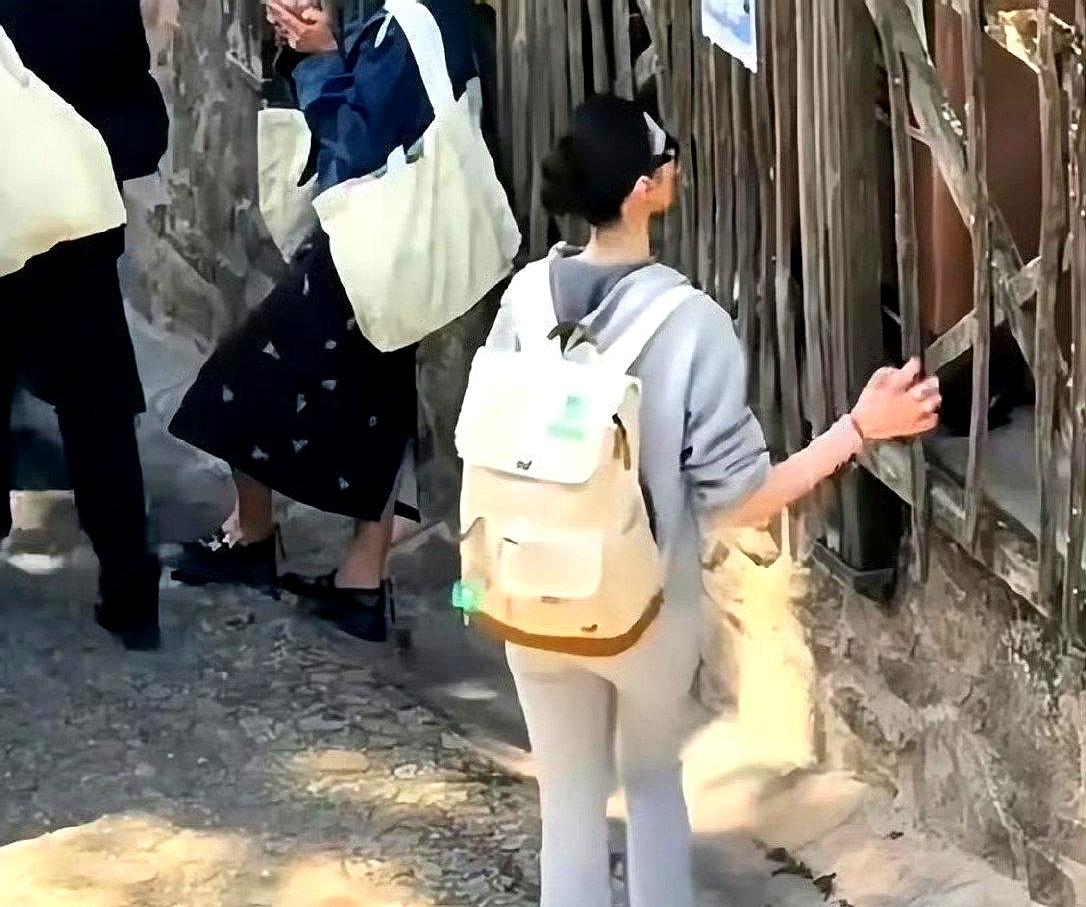 别看她刚办完婚礼，转头就得赶去上班，奚梦瑶这状态，真是一点都不“躺平”。
婚礼刚
