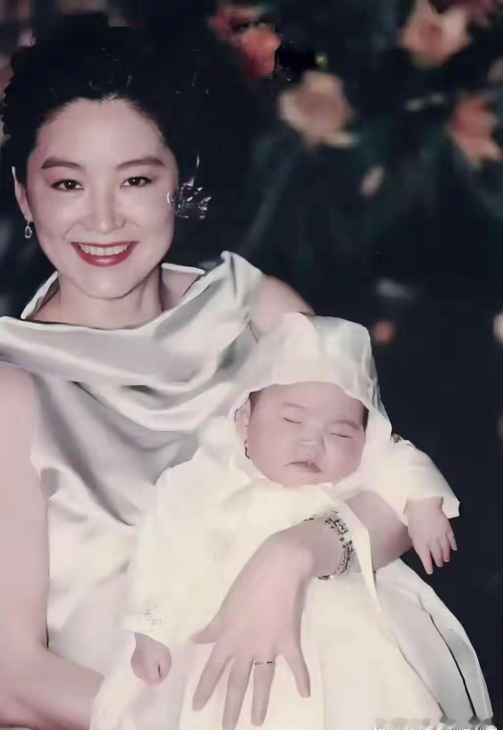 林青霞不愧是东方绝世美人，国色天香。

哪怕是高龄生完二胎后的林青霞。美得只让呼