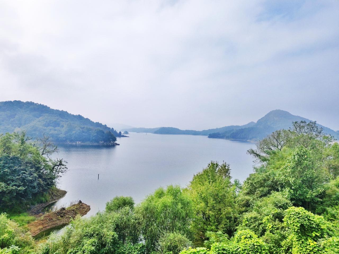 不成样子的香山湖公园和观景台
今天，我们老两口开始在新县的深度游。我今天的计划是