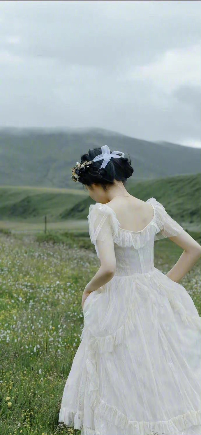 永远不要和别人比生活，追求不同，各有活法，开心了就笑，累了就休息，日子图的是安稳