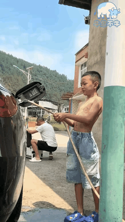 这小伙子真有出息！这么小就知道心疼他爹，主动给他爹把汽车油箱加满。长大一定能成大