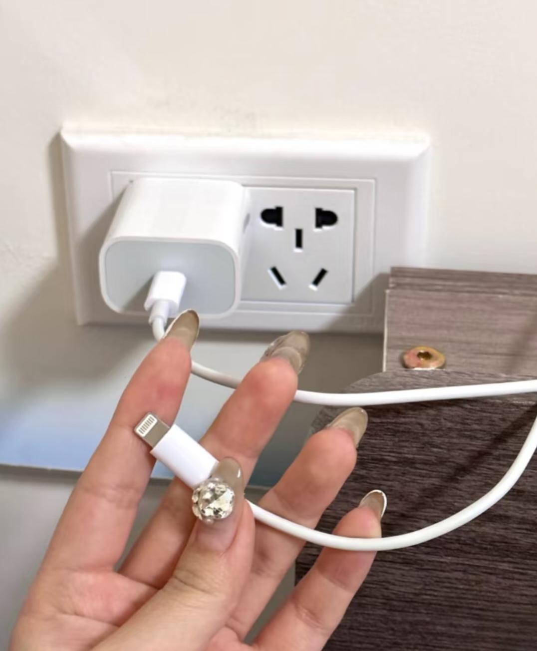 手机充电器千万不要再长期插着了
据消防员介绍，手机充电器本质是一个变压器，长期充