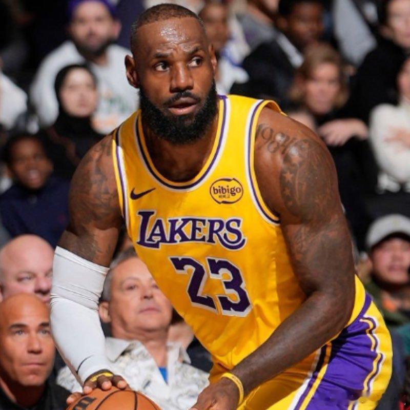 雷迪克谈到詹姆斯接球后送出制胜助攻：“如果你用正确的方式打球，篮球之神往往会眷顾